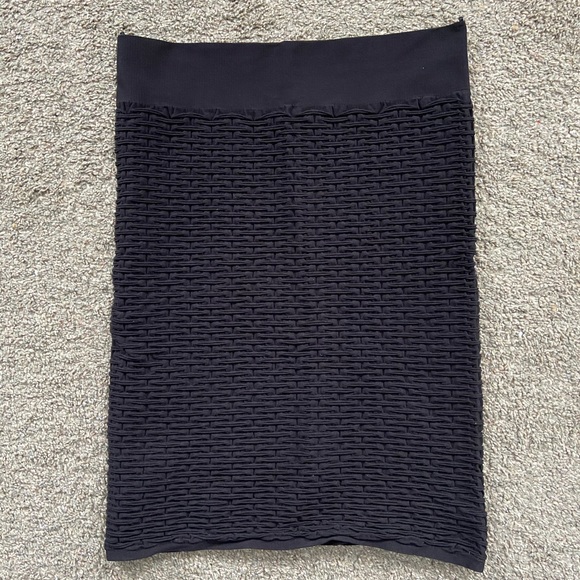 πΏ2/$15 Vero Moda Stretchy Textured Pencil Skirt - Picture 1 of 2
